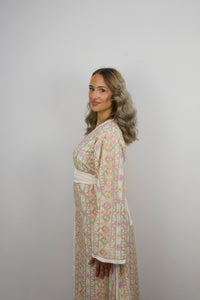 Caftan Rym — side view showing the wide sleeve and side slit