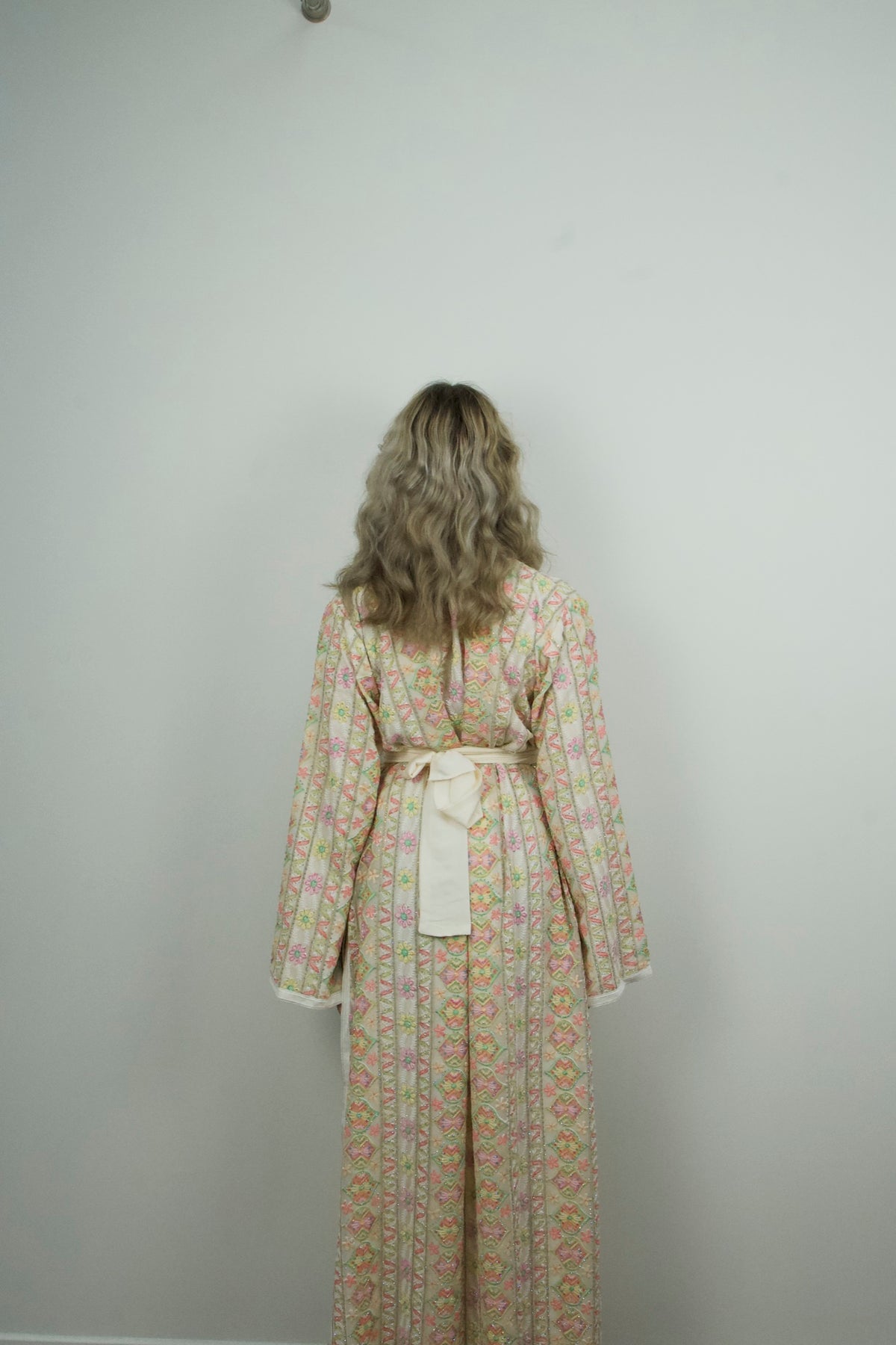 Caftan Rym — back view with the belt tied