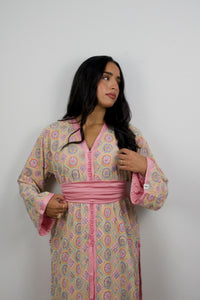 Caftan Yara — rose satin trim, front buttons and cuff detail