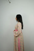Caftan Yara — side view showing the fall of the caftan and the side slit