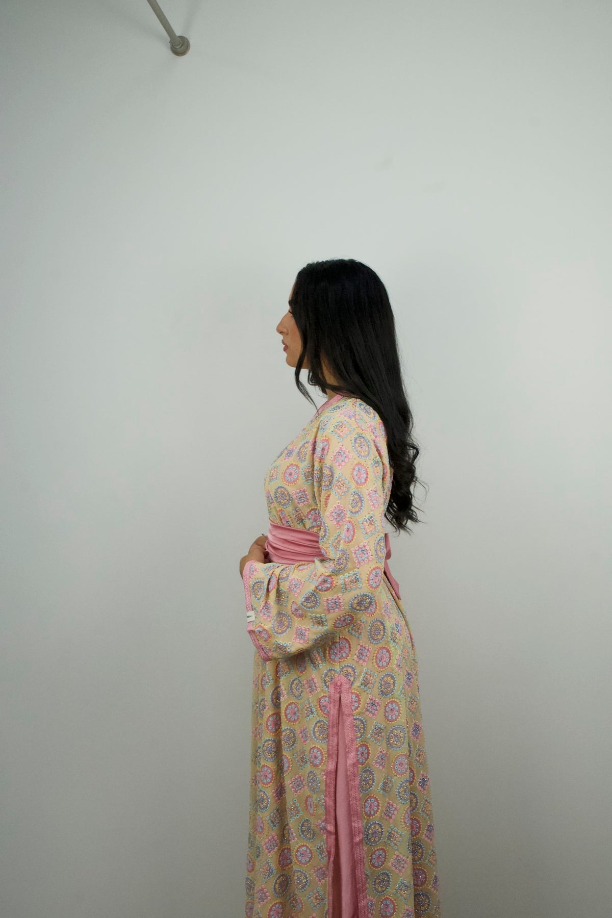 Caftan Yara — side view showing the fall of the caftan and the side slit