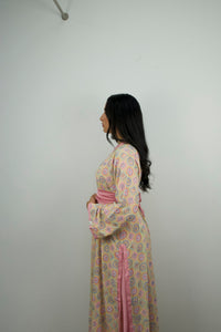 Caftan Yara — side view showing the fall of the caftan and the side slit