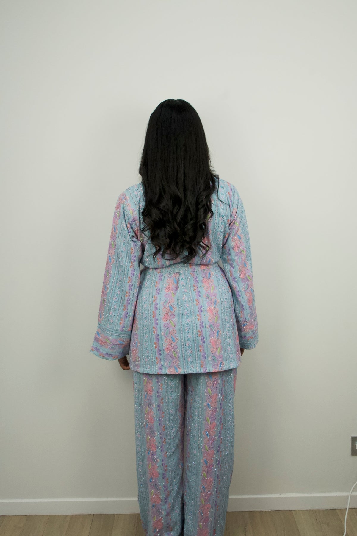 Set Sirine — back view